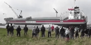 Καθέλκυση πλοίου προκαλεί μικρό τσουνάμι και σκορπά τον πανικό στους θεατές [βίν