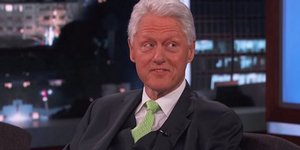 O Μπιλ Κλίντον έχει τη λύση για την παγκόσμια ειρήνη: Μία επίσκεψη από τους εξωγ