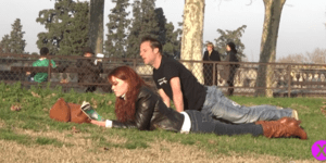 Ο κορυφαίος Γάλλος φαρσέρ ξαναχτυπά -Στέκεται δίπλα σε ανυποψίαστες γυναίκες και