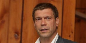 Καρέ καρέ η βίαια επίθεση μαινόμενων Ουκρανών  σε φιλορώσο βουλευτή [βίντεο] 