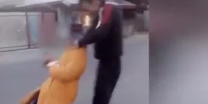 Απαράδεκτοι: Μεθυσμένοι νεαροί επιτίθενται και στροβιλίζουν ηλικιωμένη γυναίκα ε