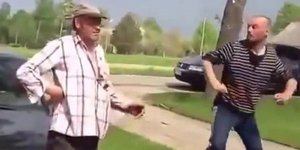 Γέλιο μέχρι δακρύων: Δύο μεθυσμένοι Ρώσοι προσπαθούν να τσακωθούν και σωριάζοντα