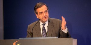 Η selfie φωτογραφία του Αντώνη Σαμαρά με εντυπωσιακή μελαχρινή -Χαμογελαστός στο