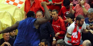 Εκτός εαυτού ο Σχορτσιανίτης: Ορμησε στην κερκίδα -Εδειρε οπαδούς και σκόρπισε τ