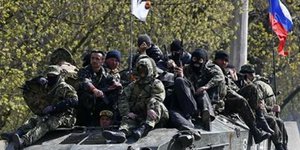 Τύμπανα πολέμου στην Ουκρανία: Τεθωρακισμένα οχήματα με ρωσικές σημαίες μπήκαν σ