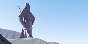 Η επιβλητική πλευρά της τέχνης: Δέκα από τα μεγαλύτερα αγάλματα που κοσμούν τον 