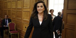 Η σκισμένη σημαία της Ακρόπολης που ενόχλησε την Ντόρα: Θα έρθει να την αλλάξει