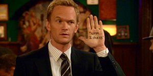 Τα έβαψε μαύρα: Ο Μπάρνει Στίνσον υπογράφει αυτόγραφα με βαμμένα νύχια [εικόνες]