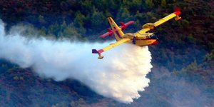 Σηκώθηκαν τα πρώτα καναντέρ -Ξέσπασε φωτιά σε δασική έκταση στο Αλεποχώρι