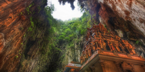 Οι ναοί των βράχων: Οδοιπορικό στις ιερές σπηλιές της Μαλαισίας