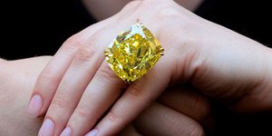 Τιμή ρεκόρ για ένα σπάνιο κίτρινο διαμάντι -Πουλήθηκε 11