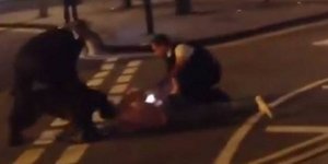 Σοκ στη Βρετανία: σκύλος της αστυνομίας δαγκώνει πολίτη στον λαιμό! [Βίντεο]