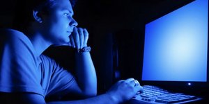 Πόσες ώρες περνούν οι άνθρωποι μπροστά στις οθόνες -Εντυπωσιακό διάγραμμα που απ