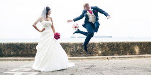 Κολλημένος με τη μπάλα: Ο γαμπρός που ήρθε στην εκκλησία με τη «στρογγυλή θεά» [