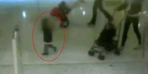 Καρέ-καρέ η στιγμή που ένας άνδρας αρπάζει ένα μικρό κοριτσάκι σε εμπορικό κέντρ