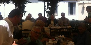 Ωρες χαλάρωσης για τον Τσίπρα -Για ουζάκι στην Πλάκα [εικόνες]