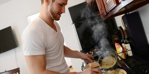 Ανδρες προς ενοικίαση με χρέωση ανά ώρα -Από συνοδοί σε ραντεβού μέχρι μάγειρες 