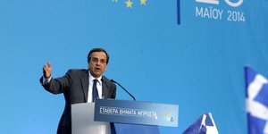 Σφοδρή επίθεση Σαμαρά σε Τσίπρα από το Σύνταγμα: Εγώ σκίζω τα Μνημόνια εδώ και δ