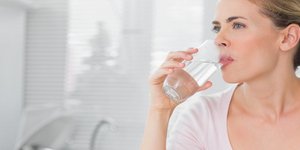 Μήπως δεν πίνετε αρκετό νερό; Πώς ο οργανισμός σας προειδοποιεί για αφυδάτωση