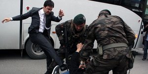 Απολύθηκε ο σύμβουλος του Ερντογάν που κλώτσησε τον διαδηλωτή