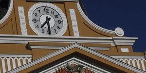 Το ρολόι με τους δείκτες που κινούνται ανάποδα -Γιατί στη Βολιβία αποφάσισαν να 
