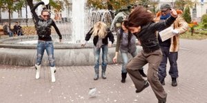 Σπάνε πιάτα στους δρόμους για να χαλαρώσουν -Ο απίστευτος τρόπος των Ουκρανών γι