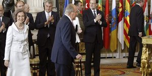 Αποκαμωμένος και συγκινημένος ο Χουάν Κάρλος εγκατέλειψε και επισήμως τον ισπανι