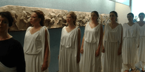 Πρωτότυπη διαμαρτυρία για την επιστροφή των γλυπτών του Παρθενώνα: Εξι Καρυάτιδε