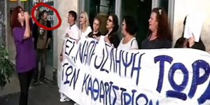 Το ΠΑΣΟΚ έψαξε και βρήκε ποιος ήταν ο «φουσκωτός» άντρας που συνόδευε τις καθαρί