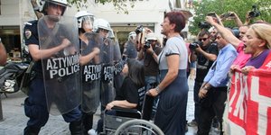 Κατακραυγή: Ανδρας των ΜΑΤ με μεταλλική επένδυση στα γάντια του έξω από το υπουρ