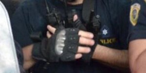 Συνεχίζεται η κατακραυγή για τα γάντια του αστυνομικού έξω από ΥΠΟΙΚ -Παρόμοια χ