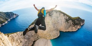 Σόου που κόβουν την ανάσα με φόντο την παραλία «Ναυάγιο» στη Ζάκυνθο