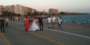 Γιατί η νέα παραλία της Θεσσαλονίκης γέμισε... νύφες [εικόνες]