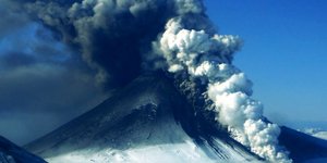 Αλάσκα: το ηφαίστειο Παβλόφ εκρήγνυται και ξερνάει λάβα