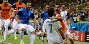 Ολη η Ελλάδα παραμιλάει -Εσπασαν καρδιές με τη χρυσή πρόκριση της Εθνικής στους 