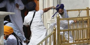 Απίστευτες εικόνες στην Ινδία -Κανονικές ξιφομαχίες και δεκάδες τραυματίες στον 