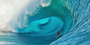 Δαμάζοντας τα κύματα: Ατρόμητοι σέρφερ σε εντυπωσιακά στιγμιότυπα [εικόνες]