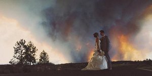 Οι πιο καυτές φωτογραφίες γάμου -Ζευγάρι πόζαρε με φόντο τις φλόγες μίας πυρκαγι