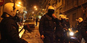 Επίθεση με «βροχή» από μολότοφ στα ΜΑΤ στα Εξάρχεια 