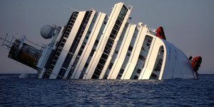 Ιταλοί δύτες εξερεύνησαν το βυθισμένο Costa Concordia -Το τεράστιο και πολυτελές