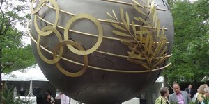 Επιβλητικό γλυπτό Ελληνα για τους Ολυμπιακούς Αγώνες κοσμεί πλέον το Mount Royal