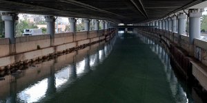 Επεισοδιακή καταδίωξη μοτοσικλετιστή στην Αθήνα: Ο οδηγός πήδηξε μέσα στον Κηφισ