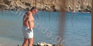 Πως πάχυνε ο Γιώργος Λιάγκας -Οι βουτιές του παρουσιαστή στην παραλία Καλύβια τη