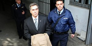 Το χειρόγραφο σημείωμα Παπαγεωργόπουλου μετά την καταδίκη: «Στη φυλακή ένας αθώο