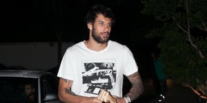 «Ντέρτια» στην Εθνική: Οταν ο Γιώργος Πρίντεζης πιάνει το μπουζούκι και οι διεθν