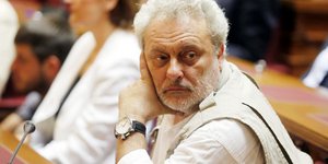 Ο Γρηγόρης Ψαριανός πριν από 22 χρόνια με μαύρο μαλλί και κοτσίδα παίζει σε σίρι