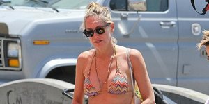 Η «αποκαθήλωση» ενός ειδώλου: Η Σάρον Στόουν σε διακοπές γεμάτη κυτταρίτιδα [εικ