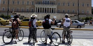 Guardian: Η Ελλάδα επιστρέφει στην ανάπτυξη με την «παραδοσιακή» συνταγή της δεκ