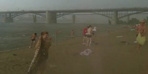 Μια βουτιά στη Σιβηρία είναι πάντα περιπέτεια: Οταν οι λουόμενοι «παλεύουν» με τ