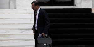 Η Τρόικα έβαλε «πάγο» στον Χαρδούβελη: Μας χρωστάτε 600 δράσεις -Οχι σε φοροελαφ